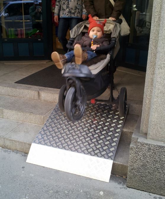 Kinderwagen-Rampe – Aluriffelblech – Schlosserei Bill St.Gallen